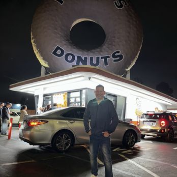 Randy's Donuts - Exterior of the building (night of 10/12/2024) - Donuts Near Me - Inglewood, California