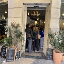 Dulce de Leche Boutique - Entrance. Very popular!