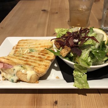 Bear Street Tavern - Pizza Near Me - Banff, Alberta Bear Street Tavern - Pizza Near Me - Banff, Alberta