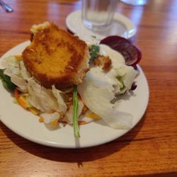 Club Oasis - My salad with that garlic bread/crouton