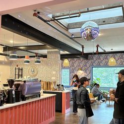 2 Queens Coffee - Inside