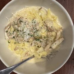 Amaretto Ristorante - Fettuccine Alfredo with chicken