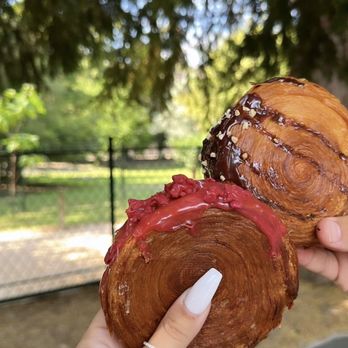 Boulangerie Mamiche - Stuffed cronuts with layered buttery crispness on the outside and fresh overly stuffed filling inside. - Bakeries Near Me - Paris, 75