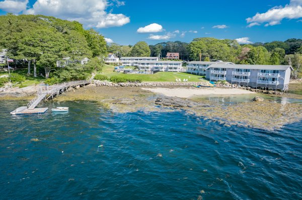Hotel - Smuggler’s Cove Inn is a classic Maine waterfront retreat, located in East Boothbay. Come play, swim, relax, and make new memories with family and friends. Enjoy ocean views of Linekin Bay from almost every accommodation and experience stunning sunsets from your private balcony each evening. When it comes to finding lodging in Boothbay Harbor we check all the boxes, making Smuggler’s Cove Inn the ideal place for family vacations or a couples getaway.
From water activities to land activities, we have plenty of things to do for everyone. Take full advantage of the sandy beach, heated pool, kayaks, paddle boards, row boat, lawn games, and fire pit on property. Or kick back, relax, and simply do nothing at all. If you’d like to venture out to explore the surrounding area, consider a trip to downtown Boothbay Harbor, just minutes away from our classic Maine inn. Hotel - Smuggler’s Cove Inn is a classic Maine waterfront retreat, located in East Boothbay. Come play, swim, relax, and make new memories with family and friends. Enjoy ocean views of Linekin Bay from almost every accommodation and experience stunning sunsets from your private balcony each evening. When it comes to finding lodging in Boothbay Harbor we check all the boxes, making Smuggler’s Cove Inn the ideal place for family vacations or a couples getaway.
From water activities to land activities, we have plenty of things to do for everyone. Take full advantage of the sandy beach, heated pool, kayaks, paddle boards, row boat, lawn games, and fire pit on property. Or kick back, relax, and simply do nothing at all. If you’d like to venture out to explore the surrounding area, consider a trip to downtown Boothbay Harbor, just minutes away from our classic Maine inn.