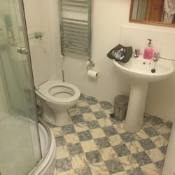 York Rose B&B - Very clean bathroom... No soap/ shampoo for shower, bring your own