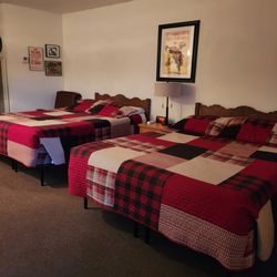 Raton Pass Motor Inn - Double Room-2 Queen Beds. Let's Rodeo!
Raton Pass Motor Inn