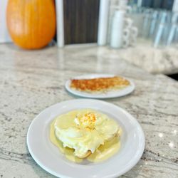 Rialto Cafe - Benedict w/Hashbrown (Meh..) | IG @moniquedao