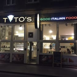 Toto's Pizzeria Italiana - Von außen bei Nacht