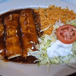 Los Tres Magueyes - Chicken mole enchiladas.