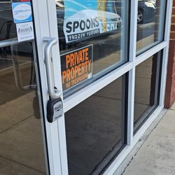 Spoons Frozen Yogurt - Spoons uninviting entrance
