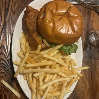 Marthas Vineyard Chowder Company - Fish sandwich - Seafood Near Me - Oak Bluffs, Massachusetts