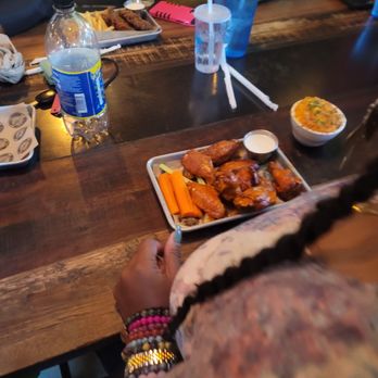 Del's Hideout - Buffalo chicken wings and Mac n cheese - Barbeque Near Me - San Diego, California Del's Hideout - Buffalo chicken wings and Mac n cheese - Barbeque Near Me - San Diego, California
