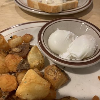 Honey Butter's Kitchen - Chipped beef and gravy, poached eggs, and garlic potatoes - American Near Me - Williamsburg, Virginia