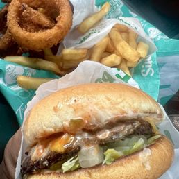 Single cheeseburger, onion rings & fries Single cheeseburger, onion rings & fries