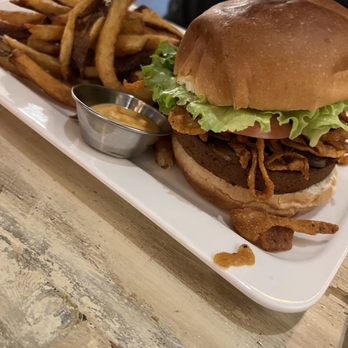 MeeT on Main - Comfort Food Near Me - Vancouver, British Columbia