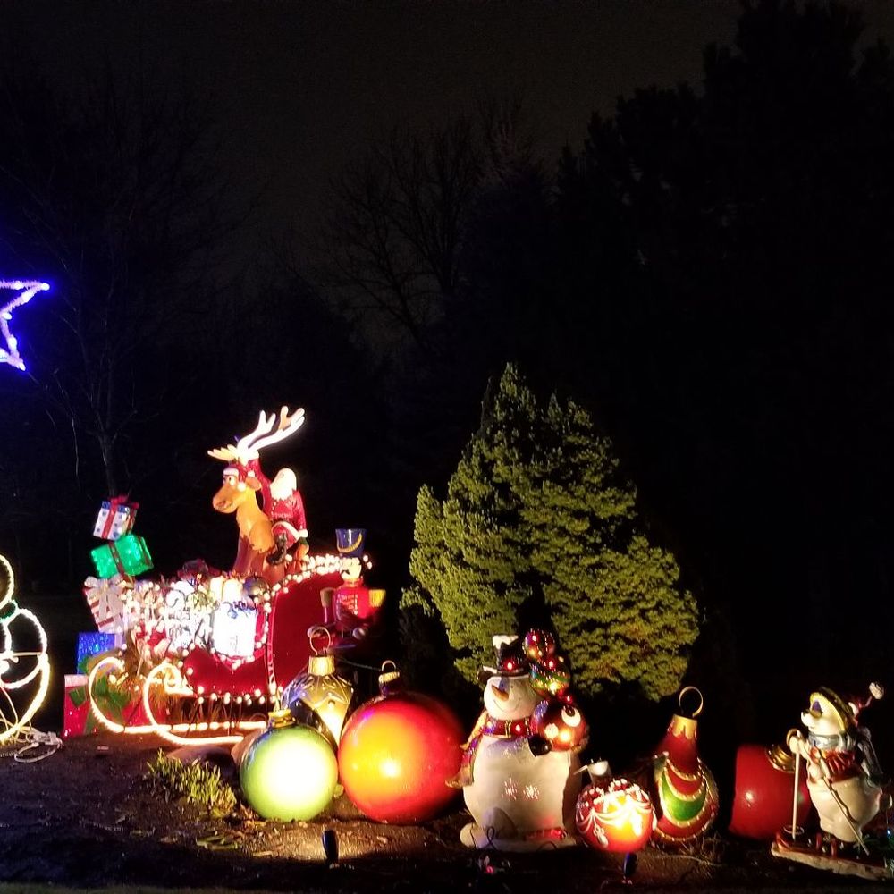 Strawberry Hill Seaside - The outdoor decorations at night - Hotels Near Me - Rockport, Maine