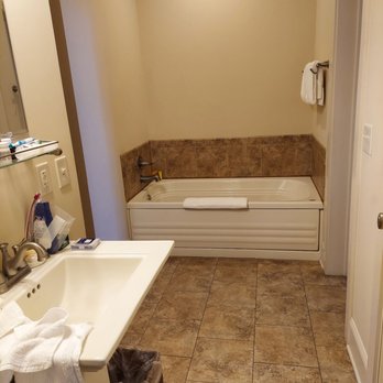 Sea Gate Inn - Extra sink and tub - Hotels Near Me - St Simons Island, Georgia Sea Gate Inn - Extra sink and tub - Hotels Near Me - St Simons Island, Georgia