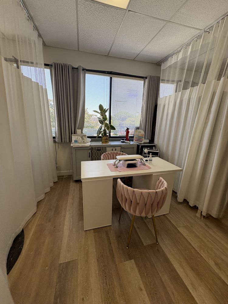 Nina's Beauty Salon Logo