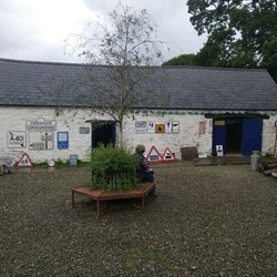 West Wales Museum Of Childhood - Innenhof mit zwei Hütten