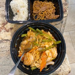 Bo Bo Garden - Thai chicken & shrimp Beef lo mein no veggies (for the tiny humans)