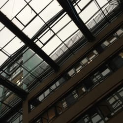 Polizeipräsidium Köln - Die Eingangshalle bei strömendem Regen