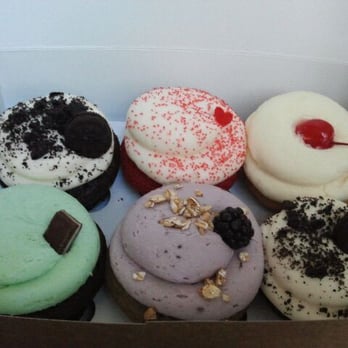Icing On The Cupcake - Cookies n cream, red velvet, pineapple right side up, chocolate mint, blackberry cobbler - Bakeries Near Me - Rocklin, California