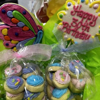 Cookies By Design Quad Cities - Beautiful bouquet with same day delivery. My daughter shared the chocolate gourmet cookies and save the little bite-sized ones for herself. - Desserts Near Me - Bettendorf, Iowa