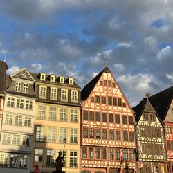 Römer - Frankfurter Römer - ist ein schöner Platz direkt im Stadtzentrum an der Fußgängerzone. Wir haben hier einige Sehenswürdigkeiten, wie zum Bei