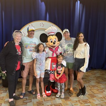 Chef Mickey's - Group photo with Minnie - American Near Me - Lake Buena Vista, Florida Chef Mickey's - Group photo with Minnie - American Near Me - Lake Buena Vista, Florida