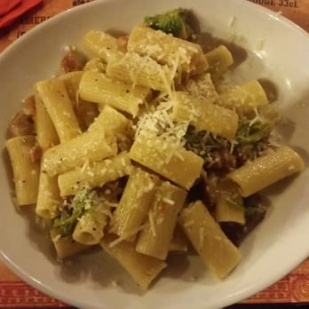 Fort Apache - Rigatoni alla gricia con fiori di zucca - Steakhouses Near Me - Fiumicino, RM