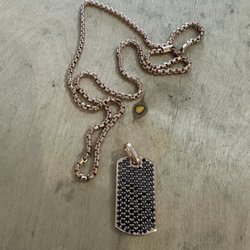 Rose gold combined with black diamonds creates a bold, high-contrast look that balances gothic elegance with warm luxury.
