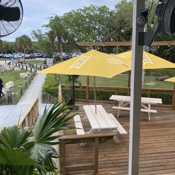 Boater's Grill - Outdoor patio seating - Seafood Near Me - Key Biscayne, Florida