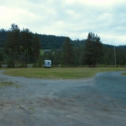Hyllandfoss camping - Straße ist auf der rechten Seite. Mir im Rücken sind noch weitere Hütten. Für Zelte und Camper ist nach rechts etwas Wiese.