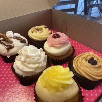 Smallcakes - Cupcake Lemon drop wedding cake strawberry cream red velvet mocha latte s'mores - Cupcakes Near Me - Winter Park, Florida
