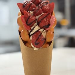 CRAVE - Display model. The real waffle dish is much better.
