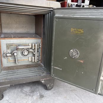 The Safe Keeper - A friend of mine gave it to me she said her mom and dad had a jewelry shop back in the 70s anyone interested - Safe Stores Near Me - Las Vegas, Nevada The Safe Keeper - A friend of mine gave it to me she said her mom and dad had a jewelry shop back in the 70s anyone interested - Safe Stores Near Me - Las Vegas, Nevada