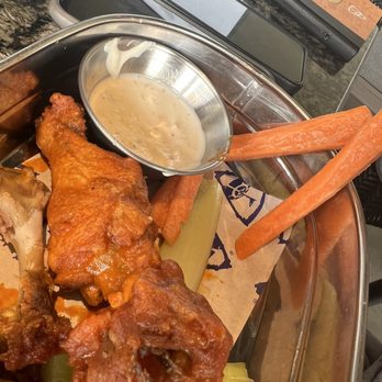 Topgolf - Buffalo wings - New American Near Me - Edison, New Jersey
