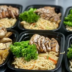 Lyfestyle Catering - Vegetable Lo-Mein Noodles & Honey-Garlic Pork