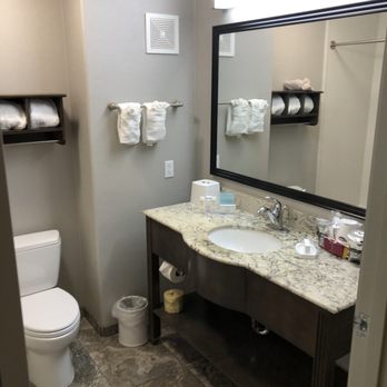 Hampton Inn & Suites Temecula - Second floor room bathroom - Hotels Near Me - Temecula, California