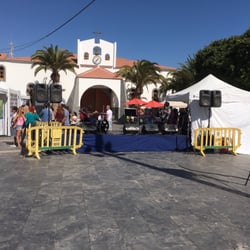 Centro de Salud de  Arguineguin - Musicians setting up