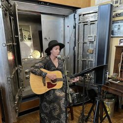 Roadrunner Galleria - Live Music at Christmas at Roadrunner Emporium 928 New York Avenue Alamogordo New Mexico open 10 am to 8 pm