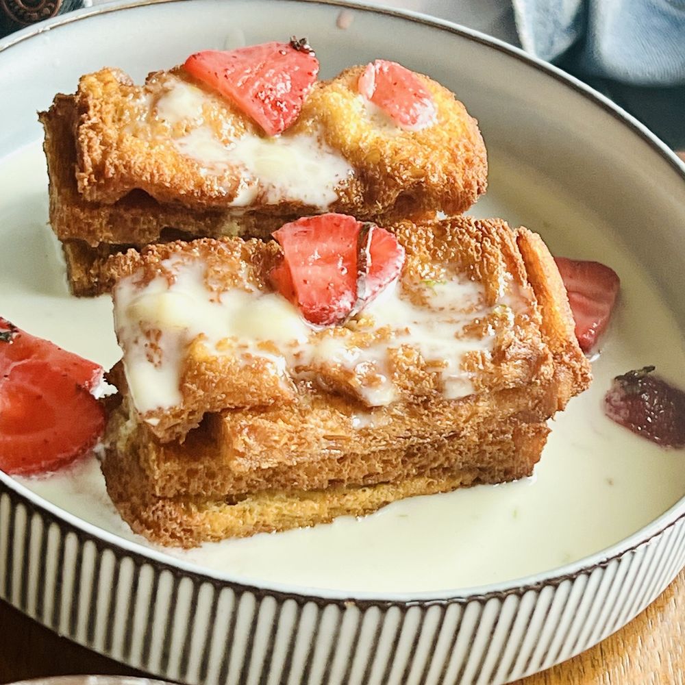 Delicate cream sauce on the French toast. Delicate cream sauce on the French toast.