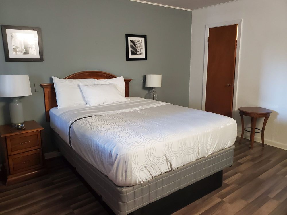 OAK MOTEL Updated September 2024 55 Photos & 10 Reviews 227 S