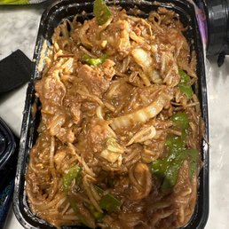 Beef chow fun description states it comes w wide rice noodles and green onion, there's only green beans and mushrooms and sprouts.