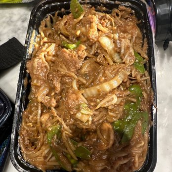 China Palace - Beef chow fun description states it comes w wide rice noodles and green onion, there's only green beans and mushrooms and sprouts. - Chinese Near Me - Chicago, Illinois