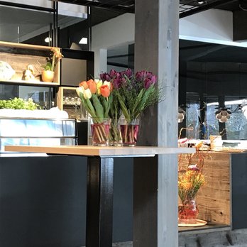 Kiefl - Im Gartencenter fällt die BlumenDeko auf Tischen, die unbenutzt sind, etwas üppiger aus - Cafes Near Me - Gauting, BY Kiefl - Im Gartencenter fällt die BlumenDeko auf Tischen, die unbenutzt sind, etwas üppiger aus - Cafes Near Me - Gauting, BY