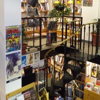 Librairie Pantoute - Petit escalier du libraire menant à la mezzanine de la boutique du Vieux-Québec. - Bookstores Near Me - Quebec City, Quebec