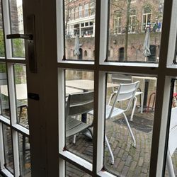 De Oude Muntkelder - Siting by the canal.