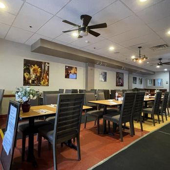 Ili’s Cafe - Dining area - Cafes Near Me - Danvers, Massachusetts