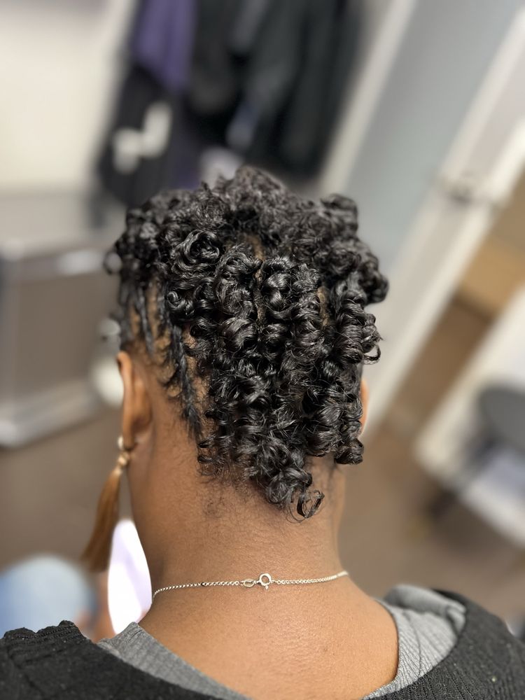 Dleigh Designs Beauty Supply & Salon Logo